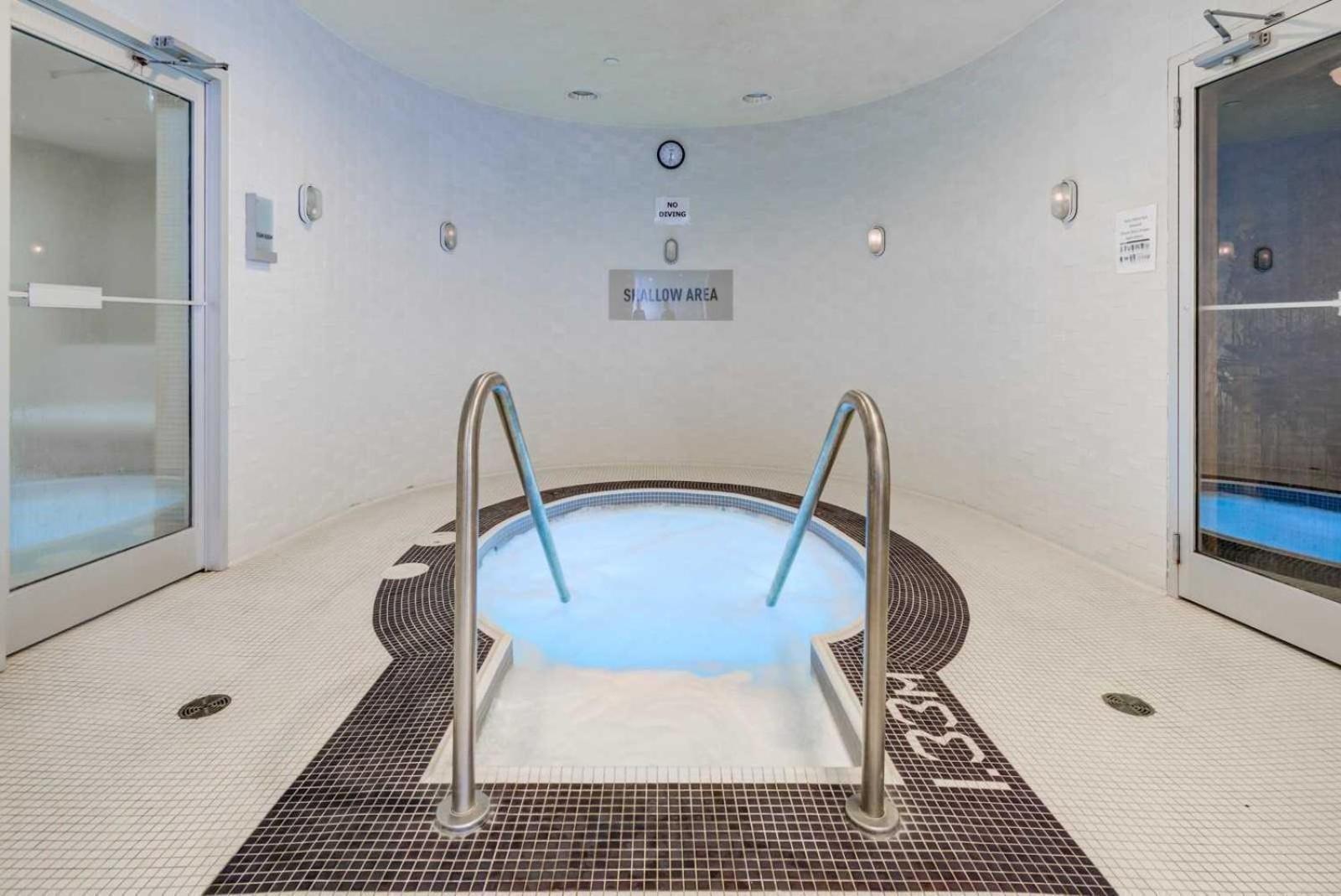 Grand Royal Suites Toronto Buitenkant foto